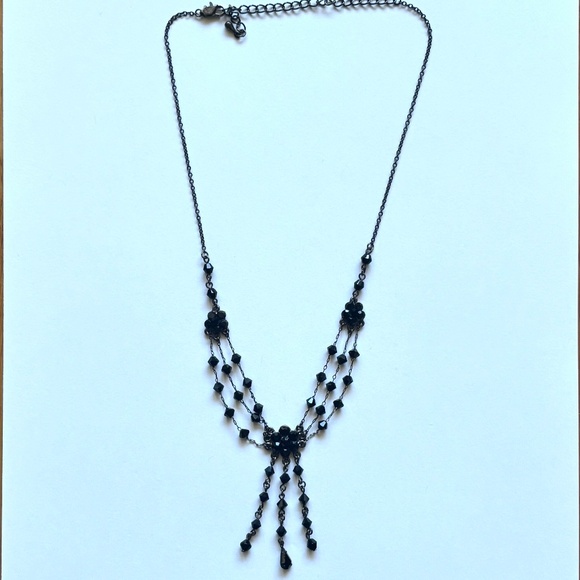 Vintage black metal necklace with flower detail and antique silver finish chain - Picture 4 of 4